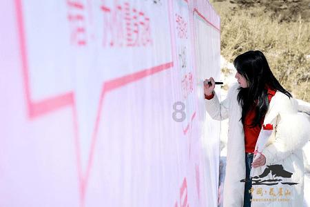 哈尔滨冰雪大世界实力“宠粉”两天雕出“冰马俑”为游客圆梦