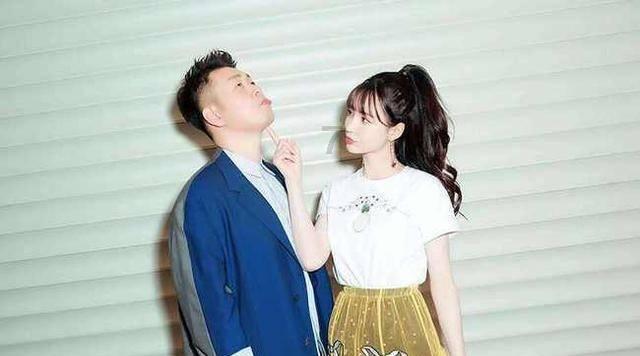 沙滩游玩的女孩们